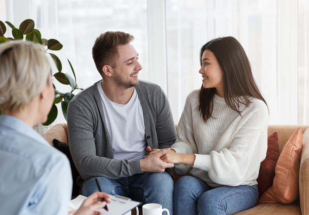 Choosing a Relationship Coach vs. a Therapist: What’s Best for Couples?