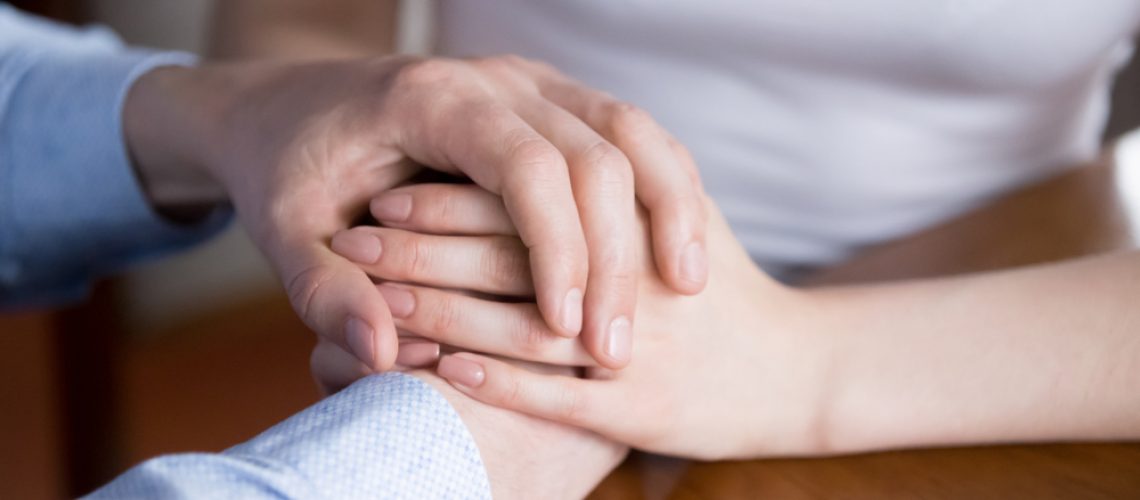 Close,Up,Of,Man,And,Woman,Holding,Hands,Showing,Love